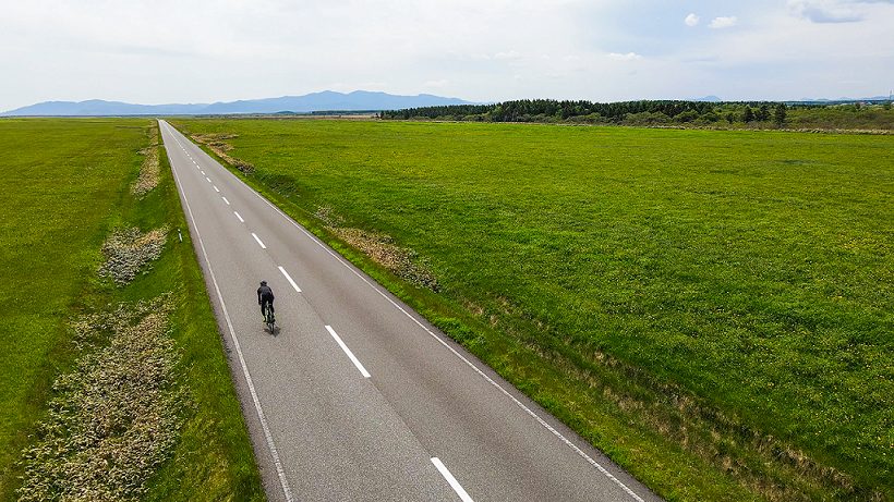 風のように走り抜ける爽快感 牧草地に囲まれた1本道 エサヌカ線 を知っていますか Domingo